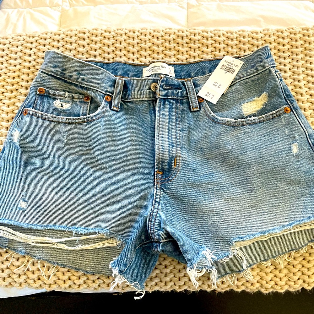 Abercrombie & Fitch Mid Rise Boyfriend short. Brand new with tags! Size 27
